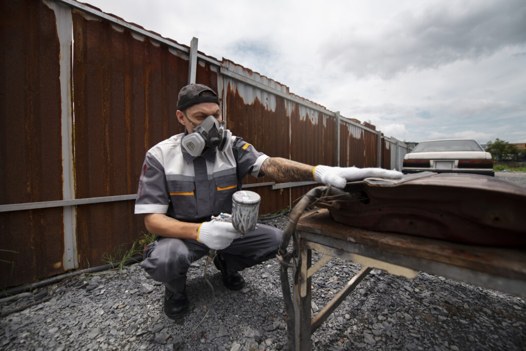 Homme travaillant à l'extérieur sur le ramonage d'un conduit de cheminée avec équipement professionnel, sous un ciel bleu